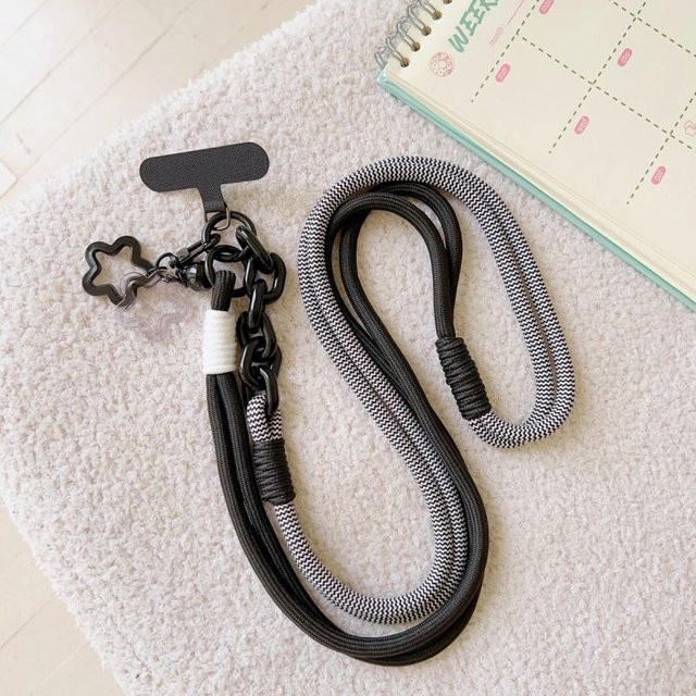 Y2K Korea Handy Lanyard mit Sternen und Glöckchen in Schwarz, diagonales Nylon-Spannseil als Anti-Verlust Halter Kette für dein Smartphone - Bild 1