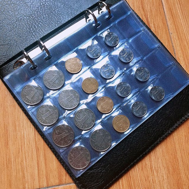 Großes Münzsammelalbum mit 480 Taschen in Rot für antike Münzen und Sammlerstücke - Bild 1