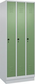 C+P Spind Classic PLUS Garderobenschrank mit Sockel, 3 Abteile, Lichtgrau und Resedagrün, H x B x T: 195 x 75 x 50 cm - Bild 1