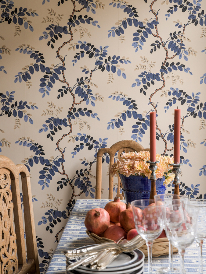 Långelid von Brömssen Tapete Toromiro in Sunset Blue mit botanischem und floralem Design im skandinavischen Stil - Bild 1