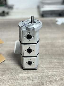 Kayaba Hydraulik Zahnradpumpe für Bagger Lade Pumpe Kombinierte 3er Pumpe in Silber - Bild 1