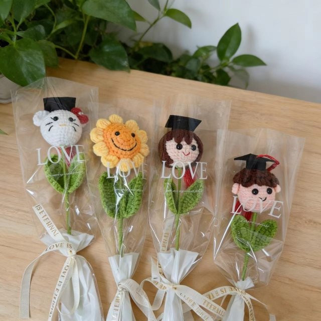 Sanrio Hello Kitty Gestrickte Sonnenblumen als kreativer Blumenstrauß in Mehrfarbig für Kinder und als Abschlussgeschenk - Bild 1