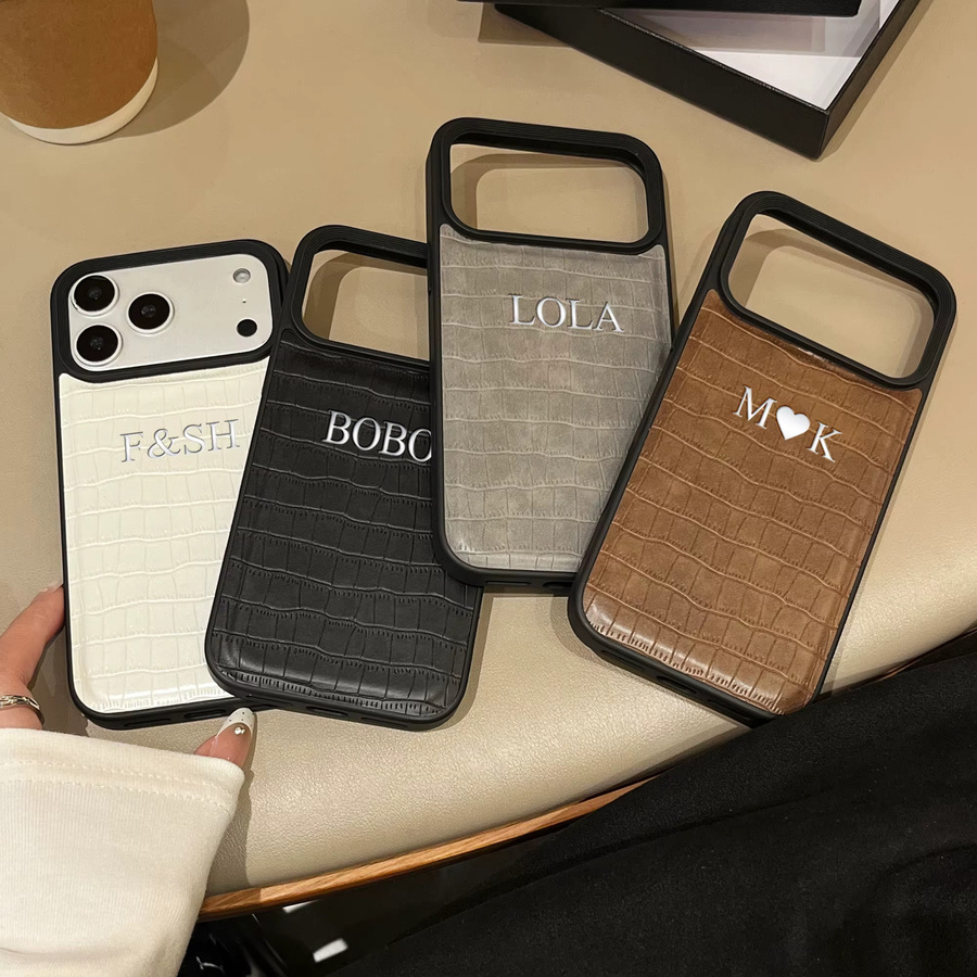 Personalisierte iPhone Hülle mit Krokodilmuster aus Kunstleder und silberner Heißfolienprägung von Casebox für iPhone 11 bis iPhone 17 Pro Max Plus Air in Silber oder Braun - Bild 2