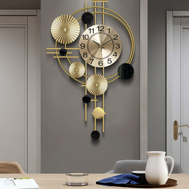 Moderne Wanduhr in Gold aus Metall mit geometrischem Lotus-Blatt-Design, rund und geräuschlos für deine Wohnzimmer-Dekoration - Bild 1