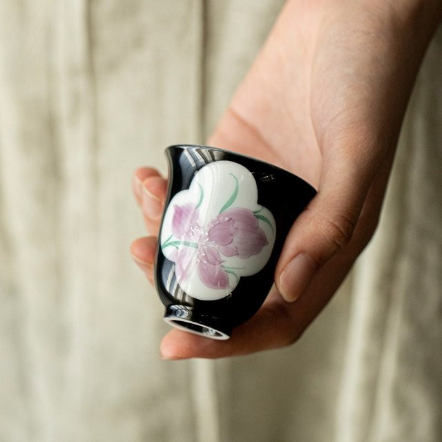Handbemalte Keramik Teetasse mit Iris-Blumenmuster in Schwarz für Tee-Zeremonien und Kung Fu Tee-Sets - Bild 1