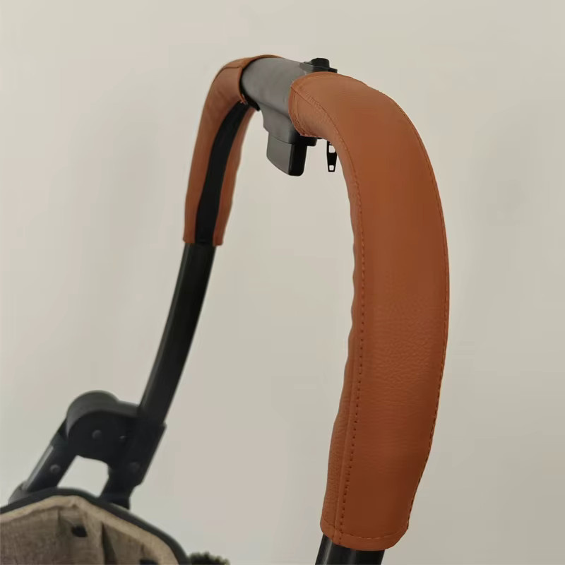 Universelle Lenkerabdeckung für Kinderwagen in Braun mit ergonomischem Design und rutschfester Textur - Bild 2
