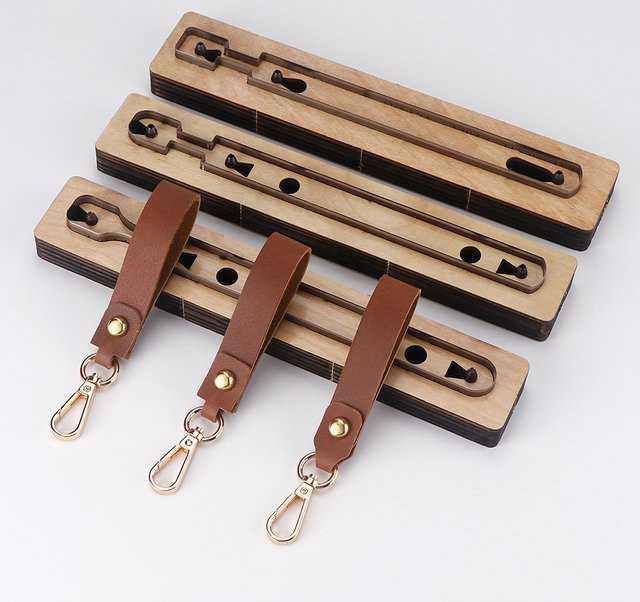 Holz Stanzform für Schlüsselanhänger als kreative Schneidform und Schablone für dein DIY Leder-Handwerk in Braun - Bild 1