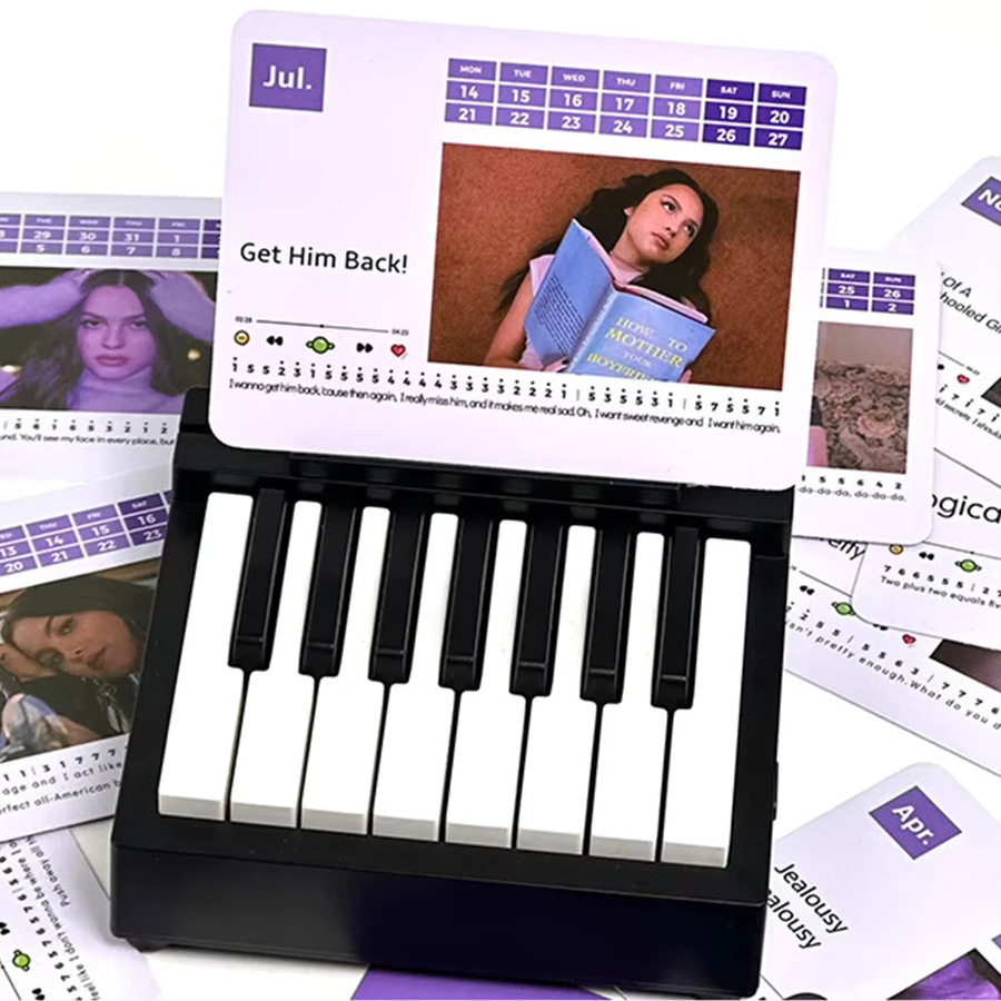 Olivia Klavierkalender 2025 in Weiß als Tischkalender mit Musikblatt-Design für deinen Schreibtisch - Bild 5