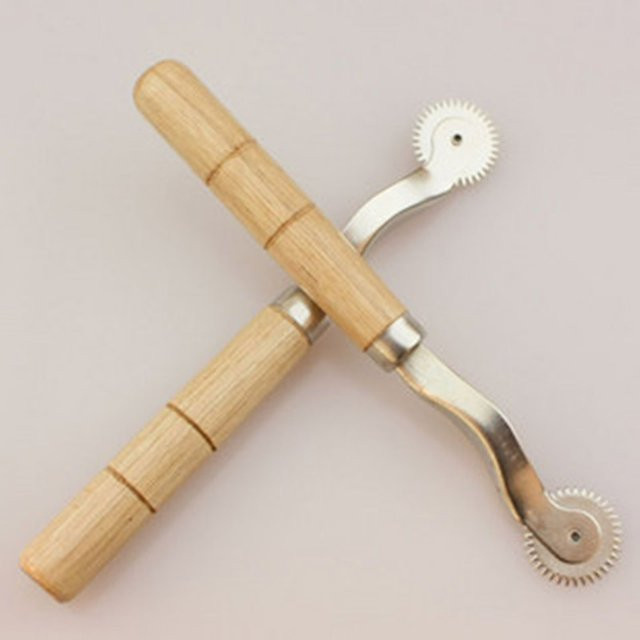 Nähwerkzeug-Set mit Schneiderkreide und Markierungslaufwerk in Gelb aus Holz - Bild 1