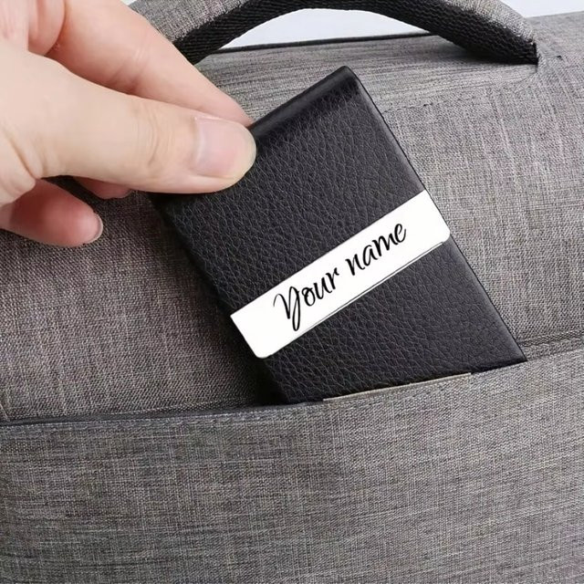 Personalisiertes Visitenkartenetui mit individuellem Namen als schmaler Kreditkarten-Organizer in Schwarz - Bild 1