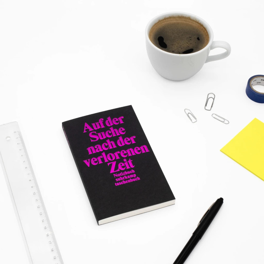Notizbuch Auf der Suche nach der verlorenen Zeit vom Suhrkamp Verlag in Schwarz, Format A6 (Breite: 14,8 cm, Höhe: 16,0 cm) - Bild 2