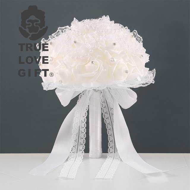Künstlicher Brautstrauß mit weißen Rosen im klassischen runden Design als Hochzeitsaccessoire aus Textil - Bild 1