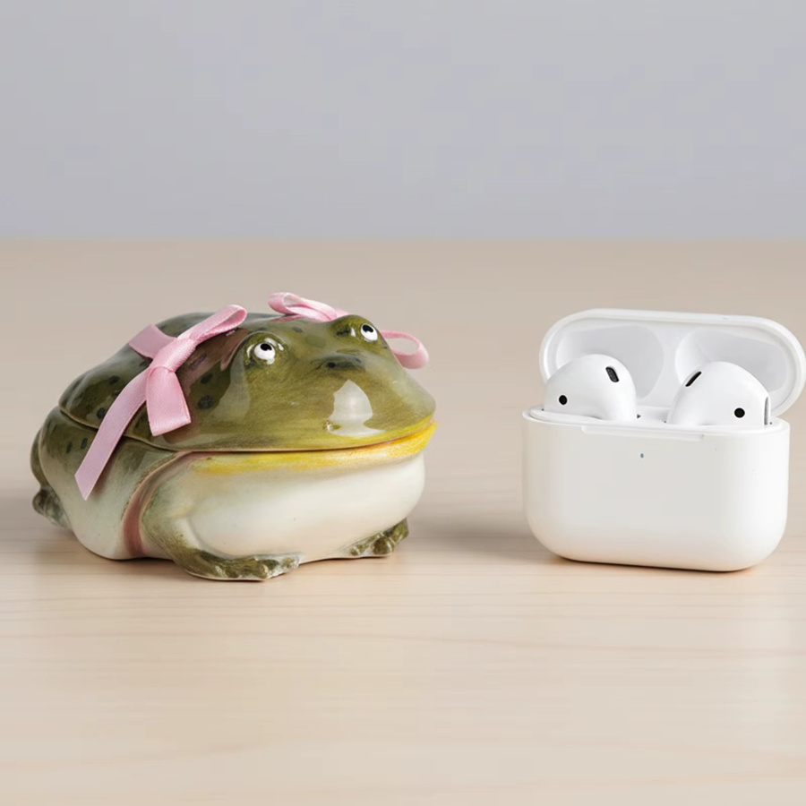 Ugly Frog Handgefertigte Kopfhörerhülle für Airpod 4, Pro 2 und Pro 3 mit rosa Schleife und Krone in Pink und Grün - Bild 2