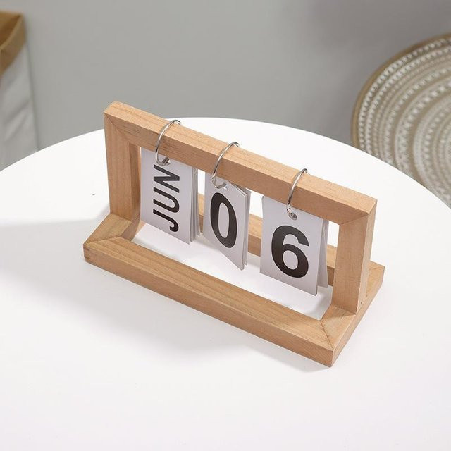 Holz-Tischkalender zum Umblättern in Brown im rustikalen Design für deinen Schreibtisch - Bild 1
