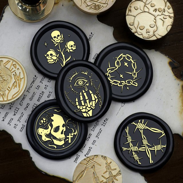 QUOOOP Wachssiegel Stempel mit Schädel und Skelett Motiv in Schwarz für Halloween und Scrapbooking - Bild 1