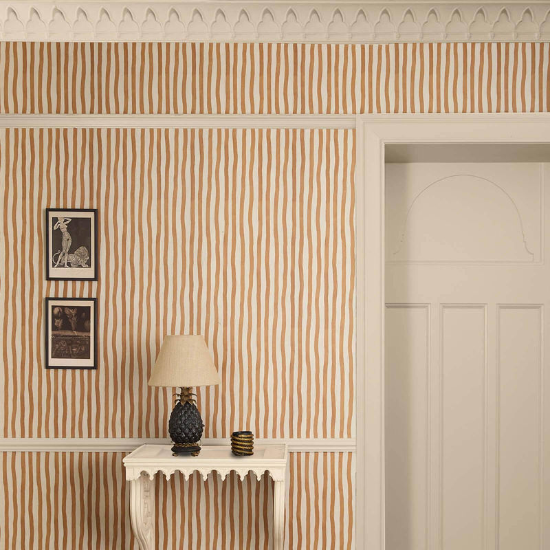 House of Hackney Tapete Artists Stripe in Amber mit abstraktem Streifenmuster und Non-Woven-Material - Bild 2
