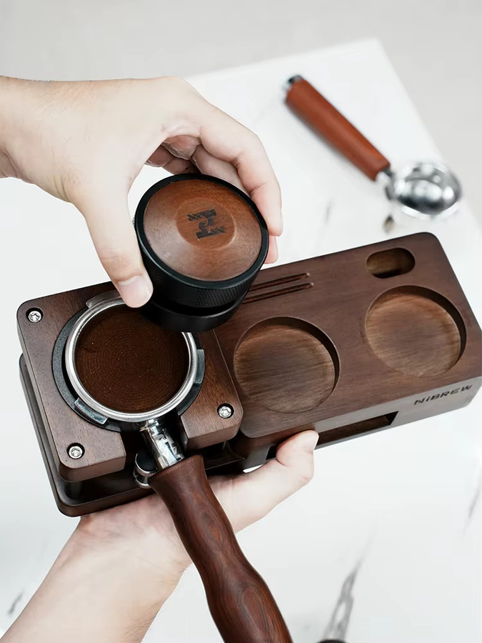 HiBREW Holzstampfstation in Braun für 51 mm und 58 mm Siebträger sowie Espressoverteiler und Filtersiebhalter für H10A und H13 - Bild 5