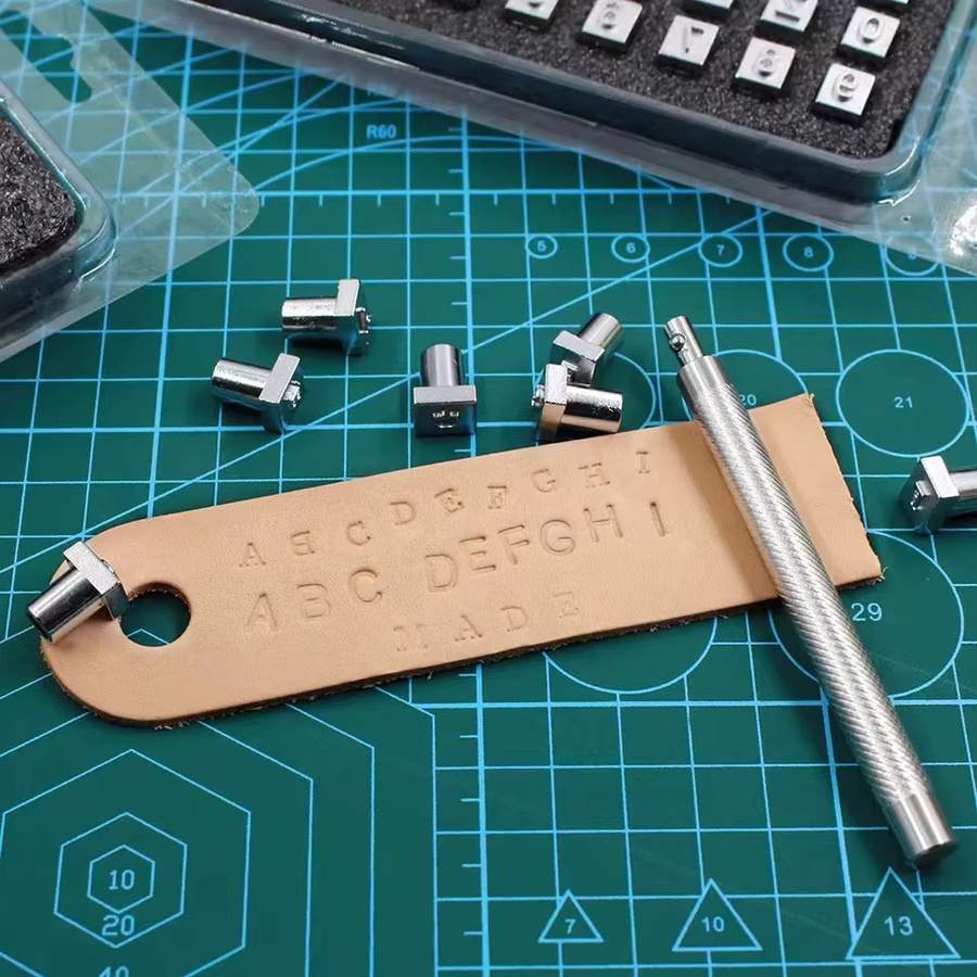 36-teiliges Leder-Buchstaben-Siegelset aus Metall in Silber für DIY Lederprägung und individuelle Namensgestaltung - Bild 3