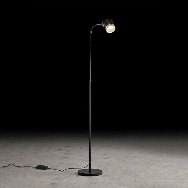 Holtkötter Aura S LED-Stehleuchte in Schwarz mit Messing-Reflektor, höhenverstellbar und dimmbar mit dim2warm Technologie (1800K - 2900K) - Bild 1