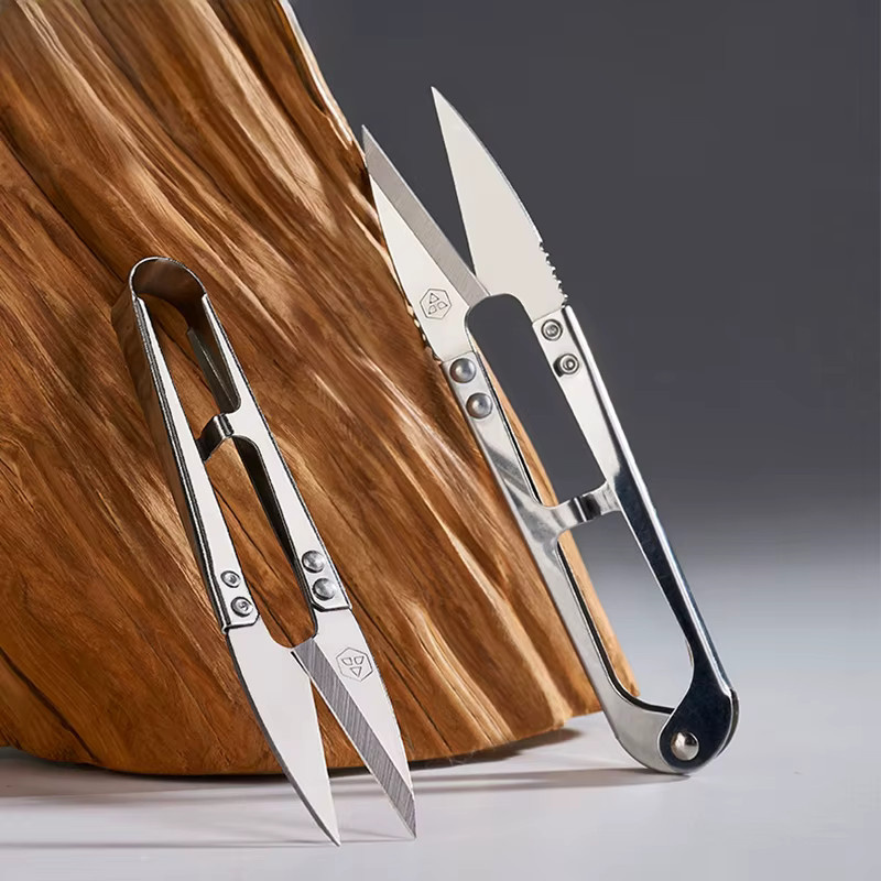 Edelstahlschere in Silber als Stickgarnschere und Nähschere für Bastelarbeiten und Kunstprojekte - Bild 2