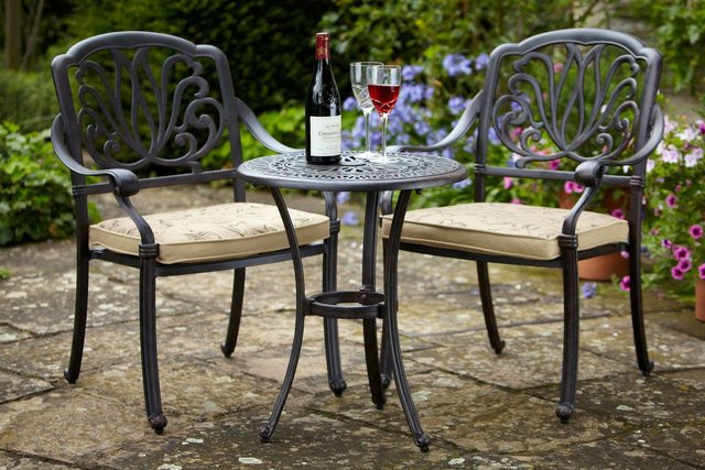 Hartman Amalfi Balkon-Set aus Aluminium-Guss in Braun mit Tisch und 2 Sesseln inklusive Wendekissen und Blumenmuster - Bild 1