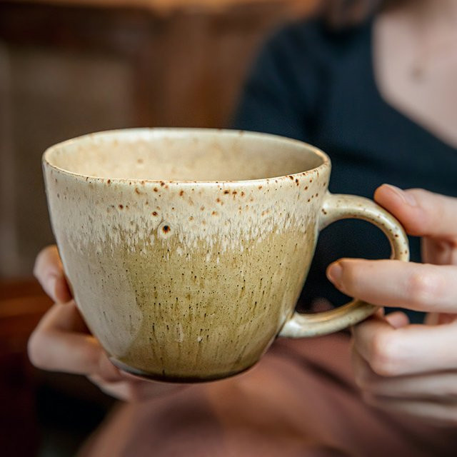 Handgefertigte Keramiktasse in Beige im japanischen Stil mit breiter Öffnung für Kaffee - Bild 1
