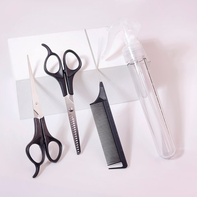4-teiliges Haarschneide-Set mit Haarschere, Kamm und Sprühflasche - Bild 1