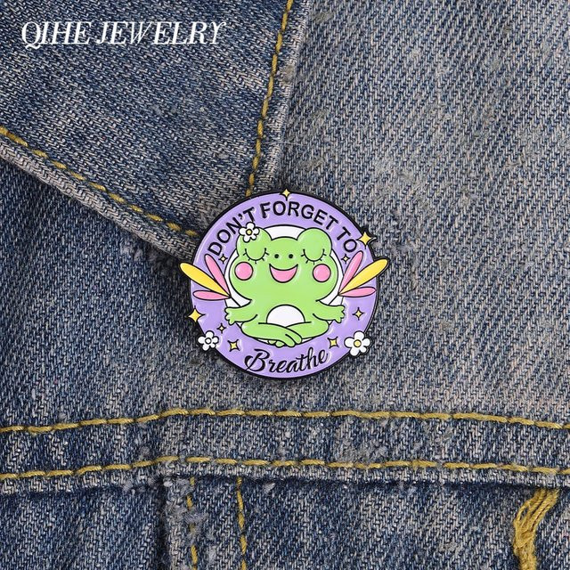 QIHE JEWELRY Frosch-Meditation Emaille-Pin, Reversnadel, Unisex - Bild 1