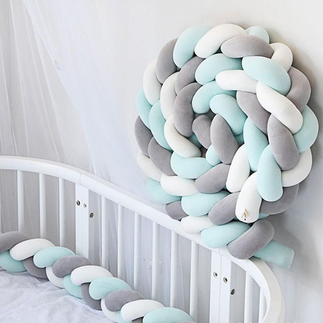 Handgefertigter Bettschutz Gala Design als weiches Plüsch-Knotenkissen für das Babybett in Weiß - Bild 1