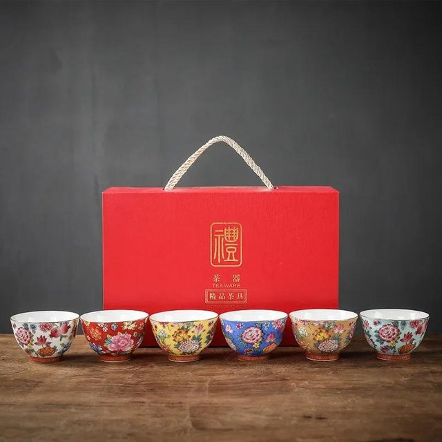 Wanhua Teetasse aus weißem Porzellan mit buntem Blumenmuster und Bambushut von Yiran Furniture - Bild 1