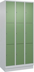 C+P Schließfachschrank Classic PLUS mit Sockel, 3 Abteile, Farbe: Resedagrün und Lichtgrau, B/T/H: 90 x 50 x 195 cm - Bild 1