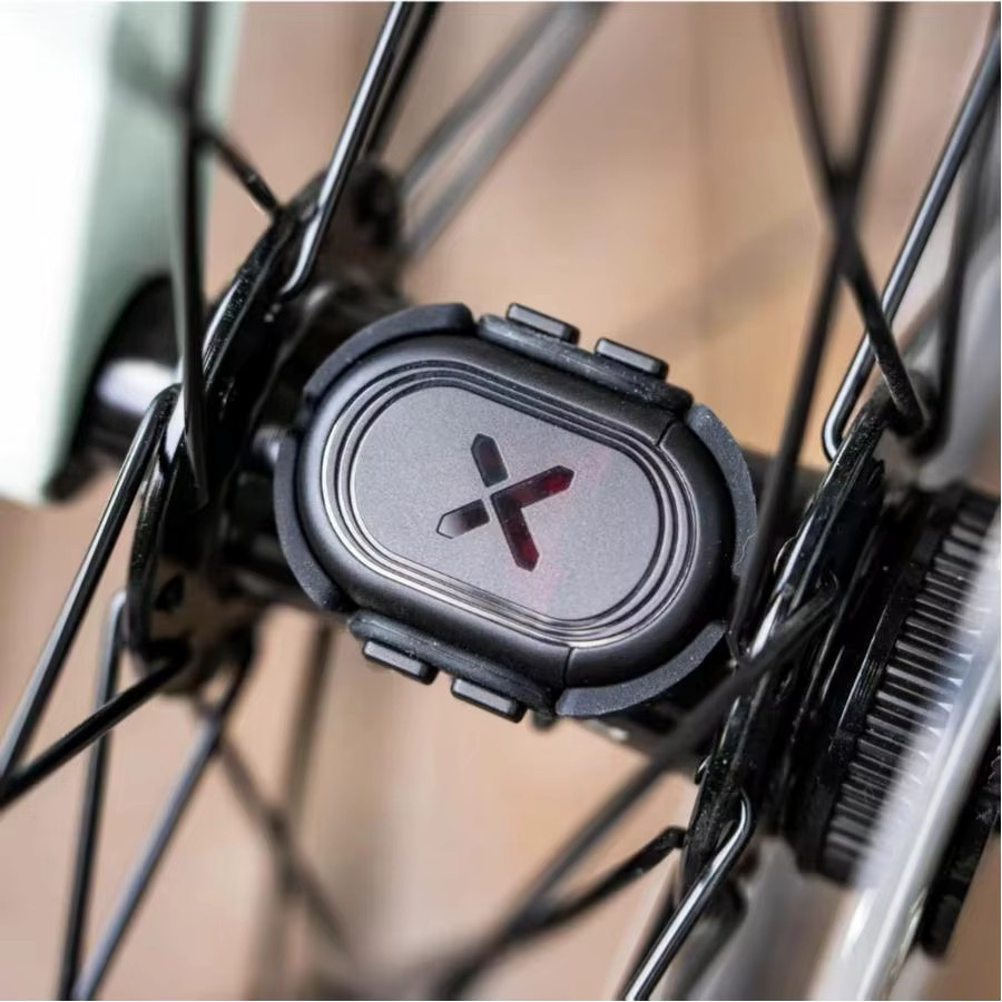 XOSS ARENA Geschwindigkeits- und Trittfrequenzsensor in Schwarz mit Bluetooth und ANT+ für Rennrad und MTB kompatibel mit Garmin und iGPSPORT - Bild 2
