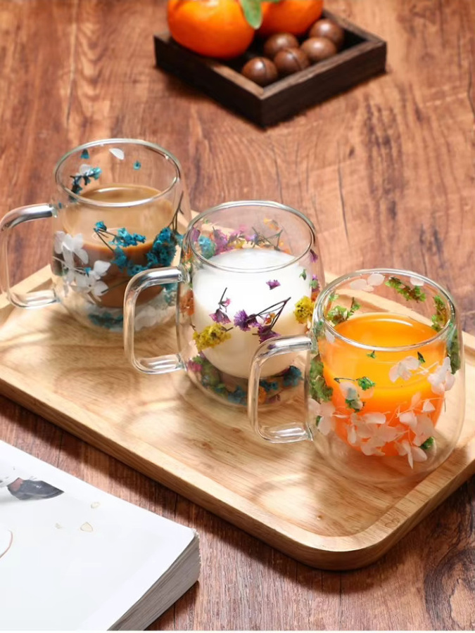 Doppelschichtiger Borosilikatglas Becher mit floralem Design und getrockneten Blumen, transparent, 250 ml - Bild 2