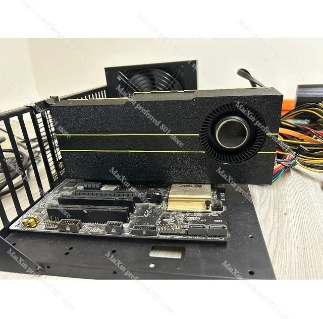 AMD MI50 Grafikkarte mit mehrfarbigem Lüfter in Schwarz und Weiß - Bild 1