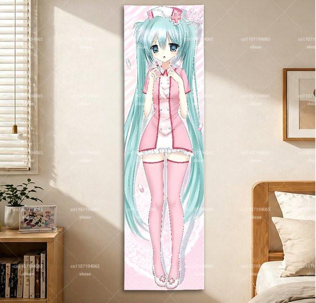 Hatsune Miku Wandteppich von Bandai in Rosa mit Krankenschwester-Outfit und gestreiftem Hintergrund als Anime-Wandbehang zur Schlafzimmerdekoration - Bild 1