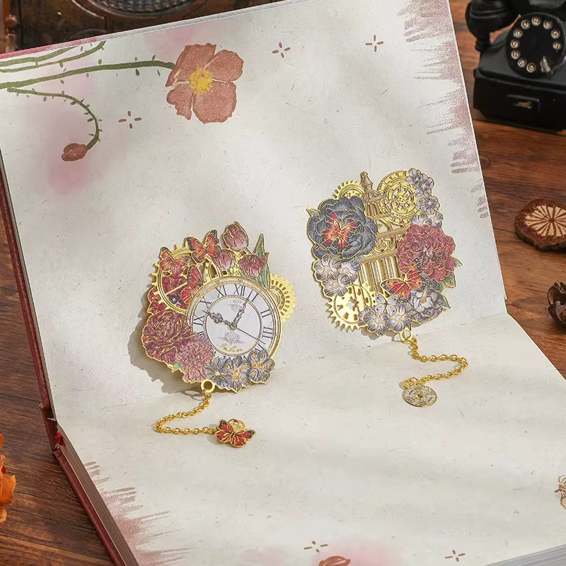 Metall-Lesezeichen mit Retro-Uhr und Blumen-Motiv sowie Metallkette für Studenten - Bild 2