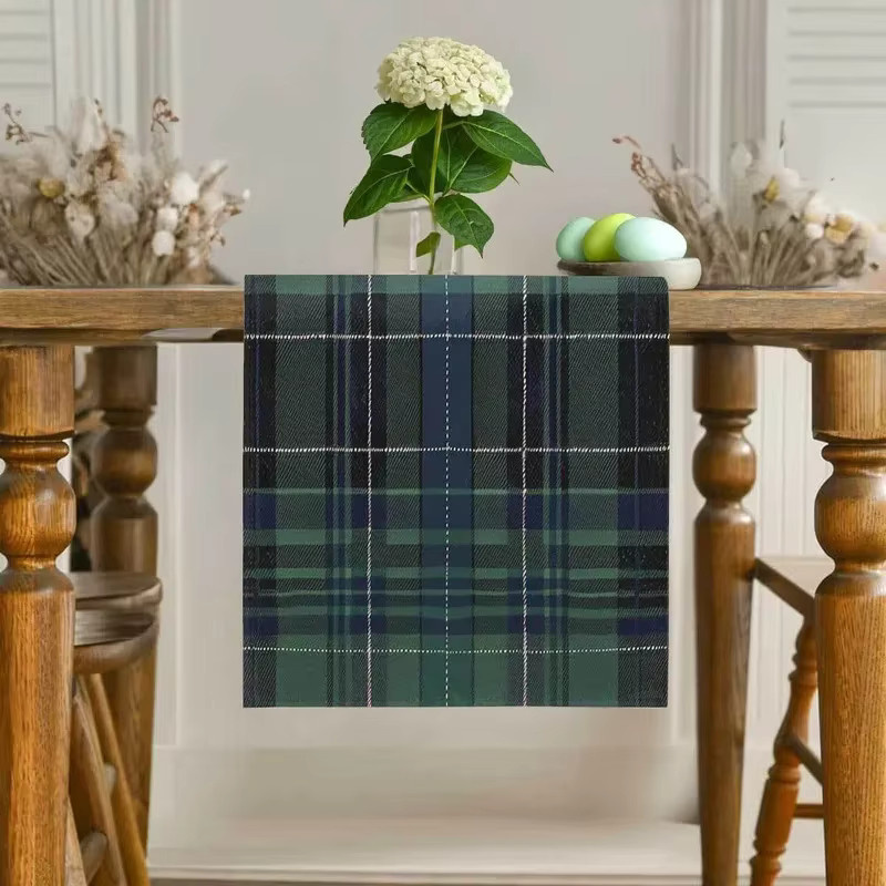 VIKAMA Weihnachtstischläufer mit schottischem Tartan-Karomuster in Grün-Blau für deine Weihnachtsdekoration - Bild 2