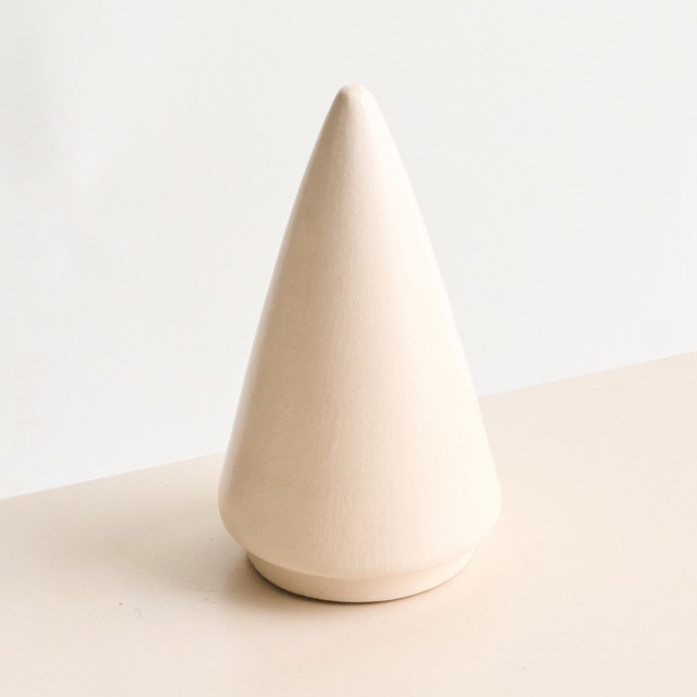 Weihnachtliche Keramik-Tanne von BLUME2000 in Beige, Höhe: 15,5 cm, Breite: 8,5 cm, Tiefe: 8,5 cm - Bild 1