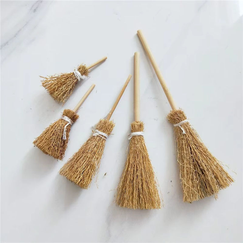 5er Set Miniatur Hexenbesen aus Stroh und Holz in Beige für Halloween Dekoration und Bastelarbeiten - Bild 5