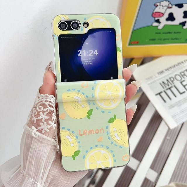 Stoßfeste Handyhülle mit Erdbeer- und Zitronen-Design sowie Handgelenkschlaufe für Samsung Galaxy Z Flip 6, 5, 4 und 3 in Grün - Bild 1