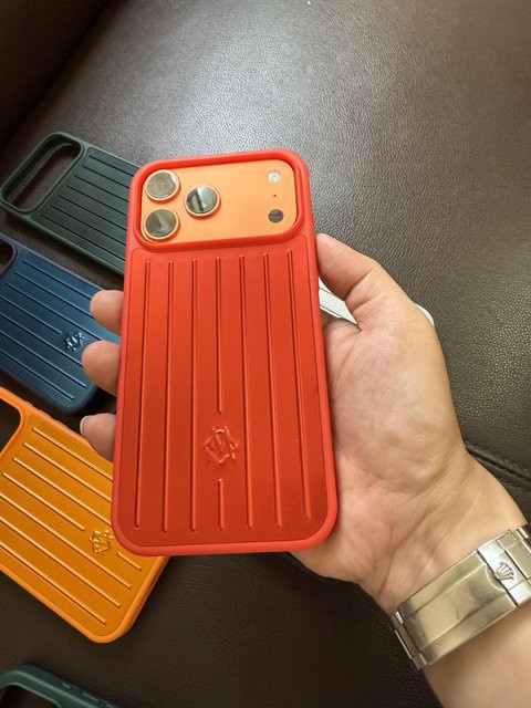 INS Stil Premium Luxus 3D Reisekoffer Handyhülle aus Aluminiumlegierung für iPhone 17 Pro Max, 16, 15, 14 in Purpurrot - Bild 1