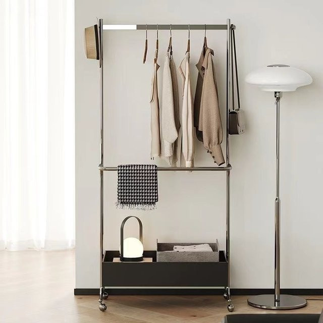 LIUSHADUOLA Kleiderständer aus Edelstahl als mobile Garderobe für Schlafzimmer in Silber und Braun - Bild 1