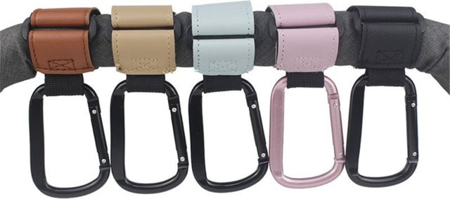 Universeller Kinderwagen-Haken mit Upgrade-Karabiner zum Aufhängen von Taschen und Geldbörsen in Braun - Bild 1