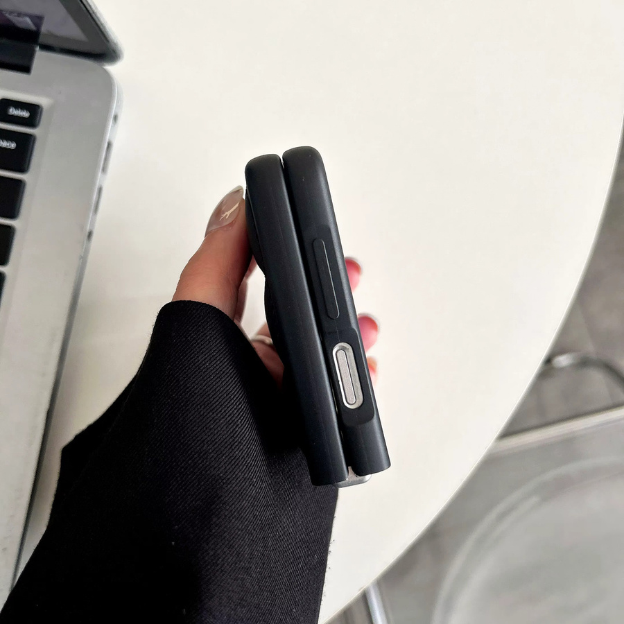 The Puffer Soft Touch Handyhülle für Samsung Galaxy Z Fold 7, 6, 5, 4 und Z Flip 4, 5, 6, 7 in Schwarz mit Baumwollfüllung im Daunenjacken-Design - Bild 5