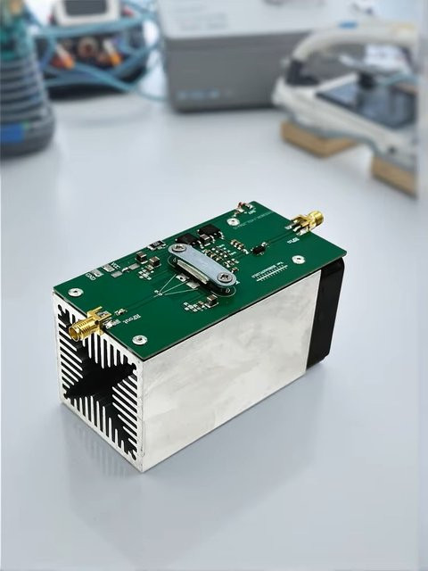 cmaos HF-Leistungsverstärker 50W mit Kühlkörper für 2,4GHz bis 2,5GHz und DMR-Module - Bild 1