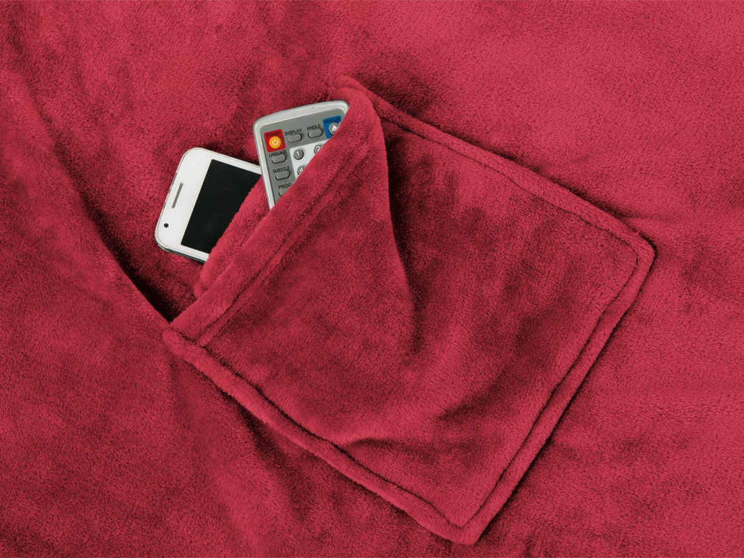GÖZZE Kuscheldecke mit Ärmeln und Brusttasche in Rot, B/B: 150 x 240 cm - Bild 3