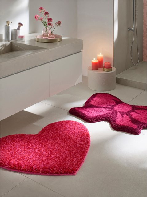 Moderner Badeteppich aus Polyacryl in Grau mit Rot und Pink, rutschfest und fußbodenheizungstauglich - Bild 1