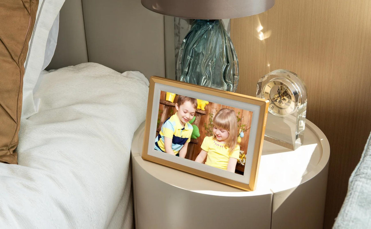 Digitaler Fotorahmen Arzopa D10 in Goldfarben mit Wi-Fi und USB-C Anschluss - Bild 4