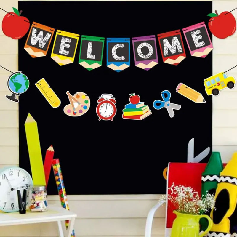 Buntes Back to School Banner mit Blumen und Buchstaben als hängende Papier-Dekoration für den Schulanfang - Bild 2