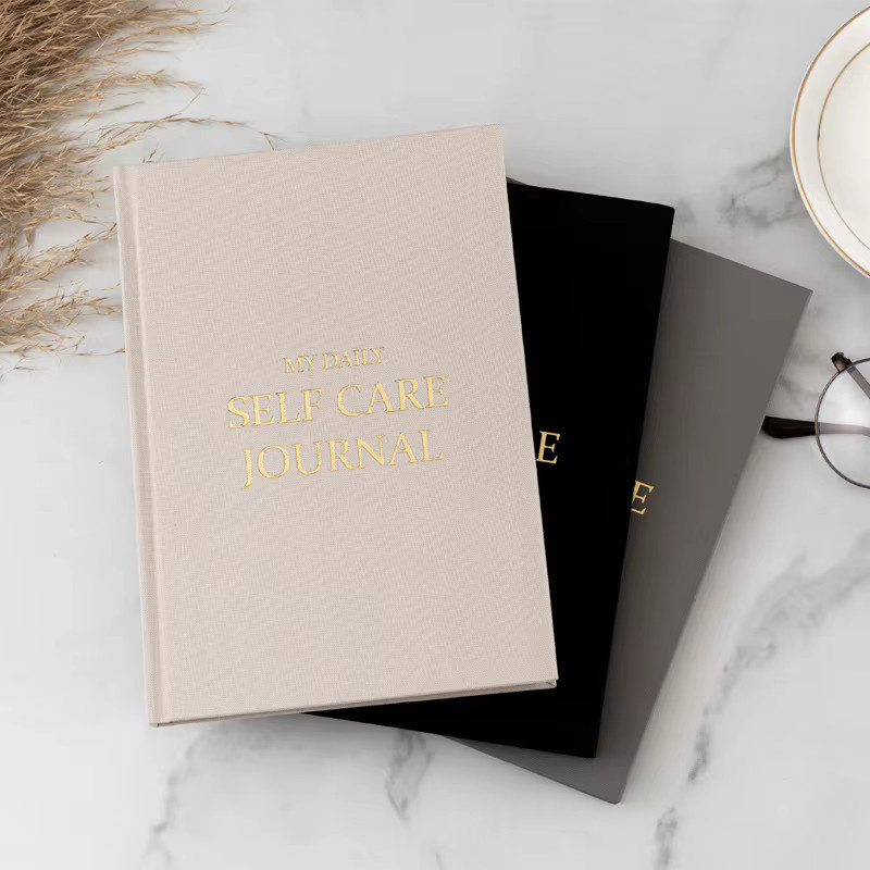 Undatiertes Wellness-Tagebuch mit Leinen Einband und Hardcover in Schwarz und Gold für deine tägliche Meditation - Bild 3